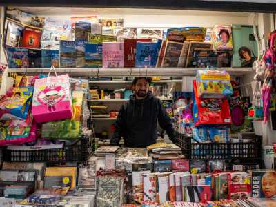 ...il 48enne Mimmo, che dal 1998 gestisce l�edicola compresa tra via Putignani e via Calefati